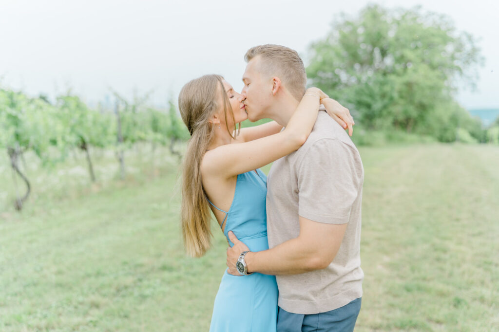 Paarfotos und Hochzeitsfotos in den Weinbergen Süßes Paar in Türkise Kleid und Chino vor einem großen Baum und einem charmanten Steinweg