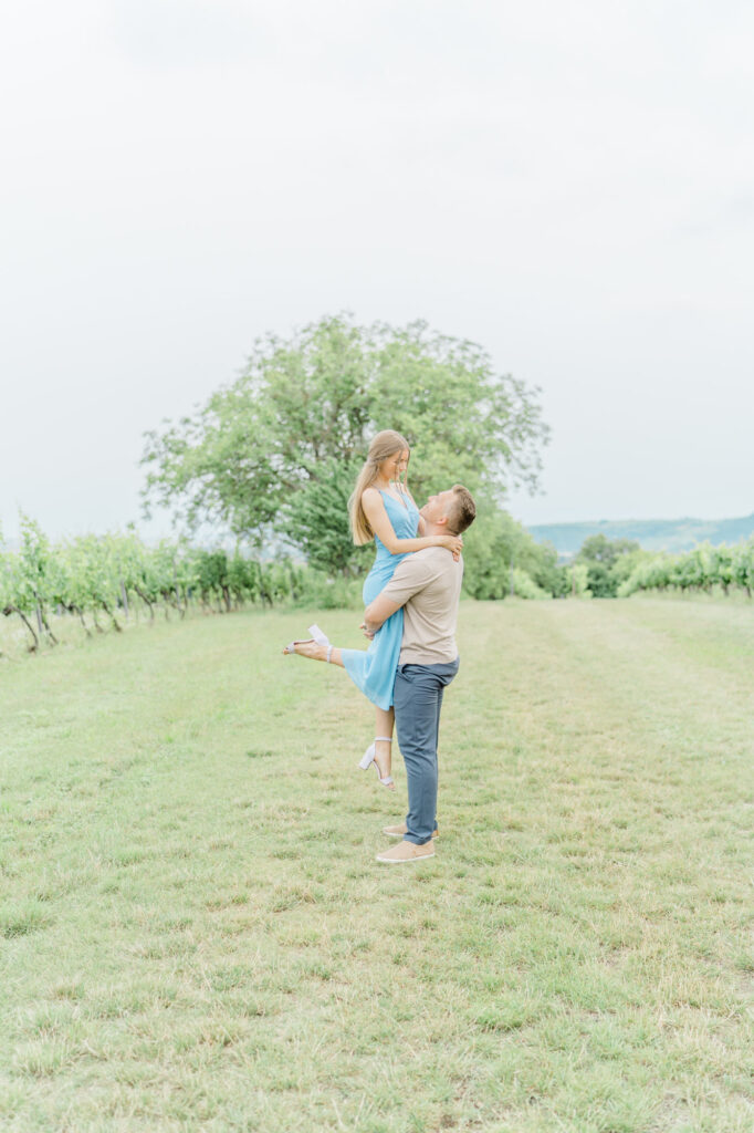 Paarfotos und Hochzeitsfotos in den Weinbergen Süßes Paar in Türkise Kleid und Chino vor einem großen Baum und einem charmanten Steinweg