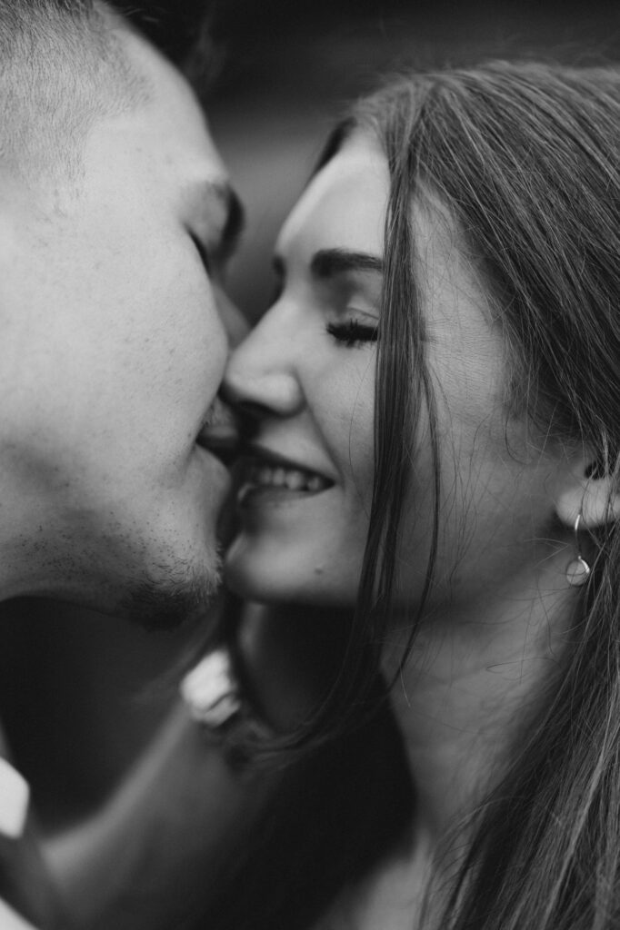 Paarfotos und Hochzeitsfotos in den Weinbergen Süßes Paar in Türkise Kleid und Chino vor einem großen Baum und einem charmanten Steinweg