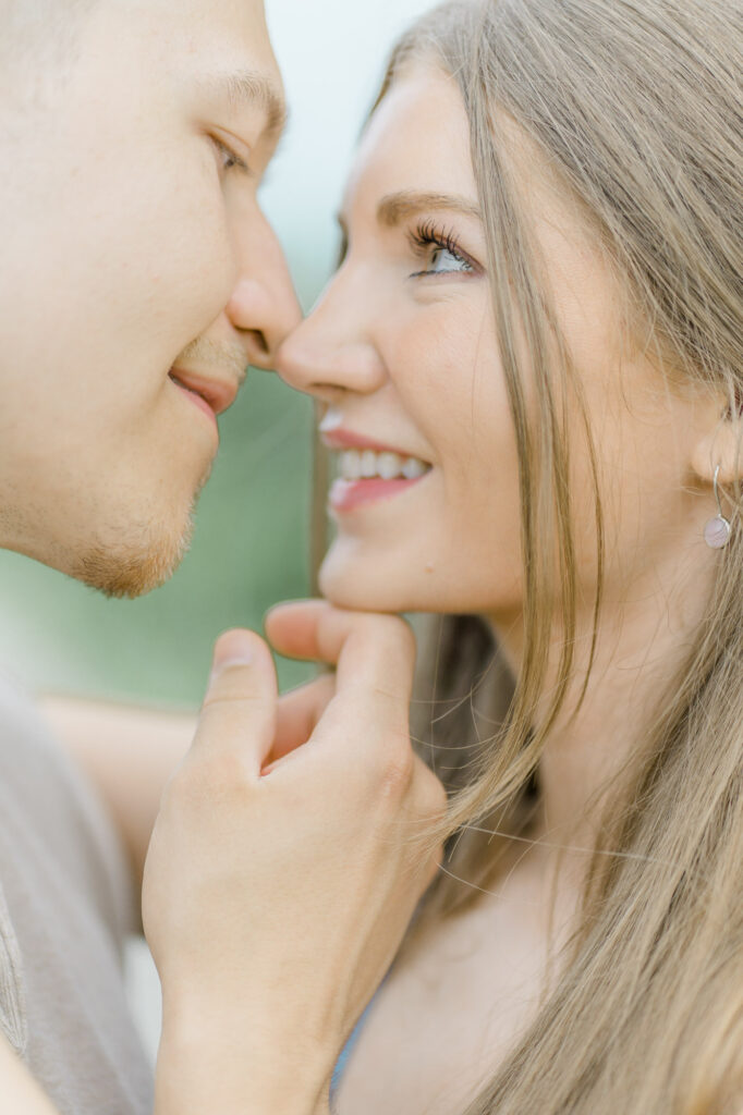 Paarfotos und Hochzeitsfotos in den Weinbergen Süßes Paar in Türkise Kleid und Chino vor einem großen Baum und einem charmanten Steinweg