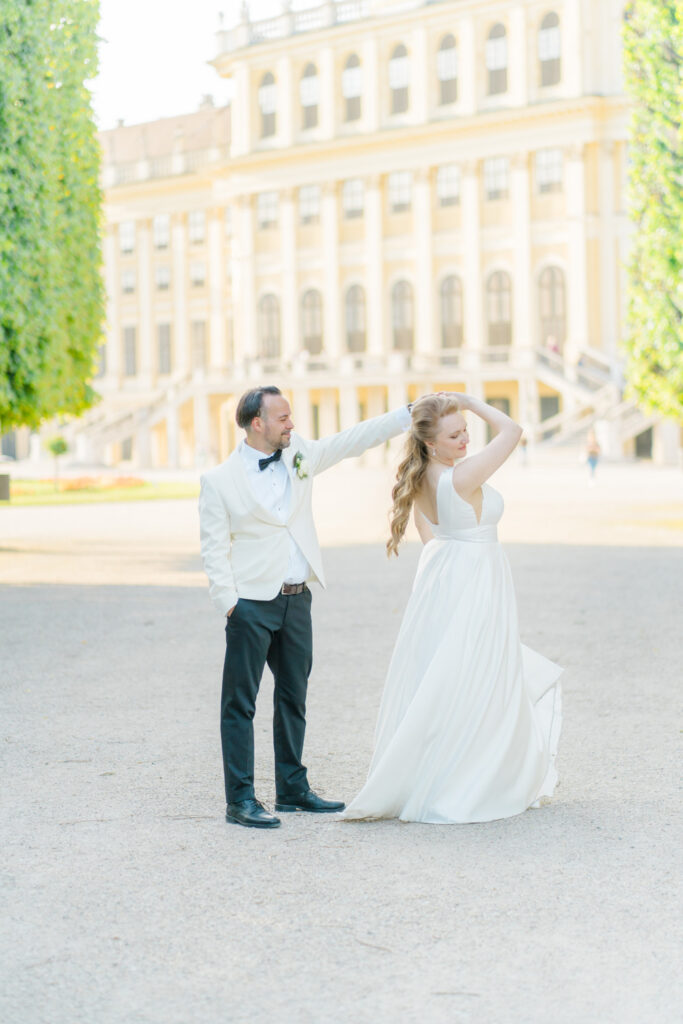 Hochzeit Schönbrunn, Schloss Schönbrunn heiraten, Apothekertrakt, Palace Schönbrunn, Spaziergang im Schlosspark und am Schloss mit Brautpaar