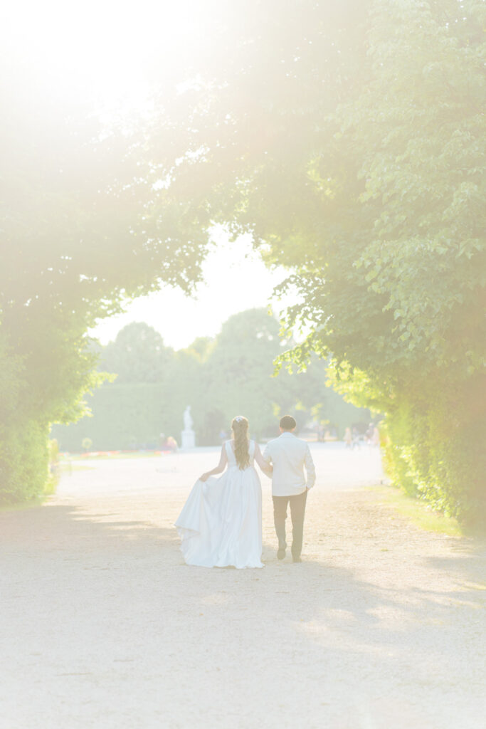 Hochzeit Schönbrunn, Schloss Schönbrunn heiraten, Apothekertrakt, Palace Schönbrunn, Spaziergang im Schlosspark und am Schloss mit Brautpaar
