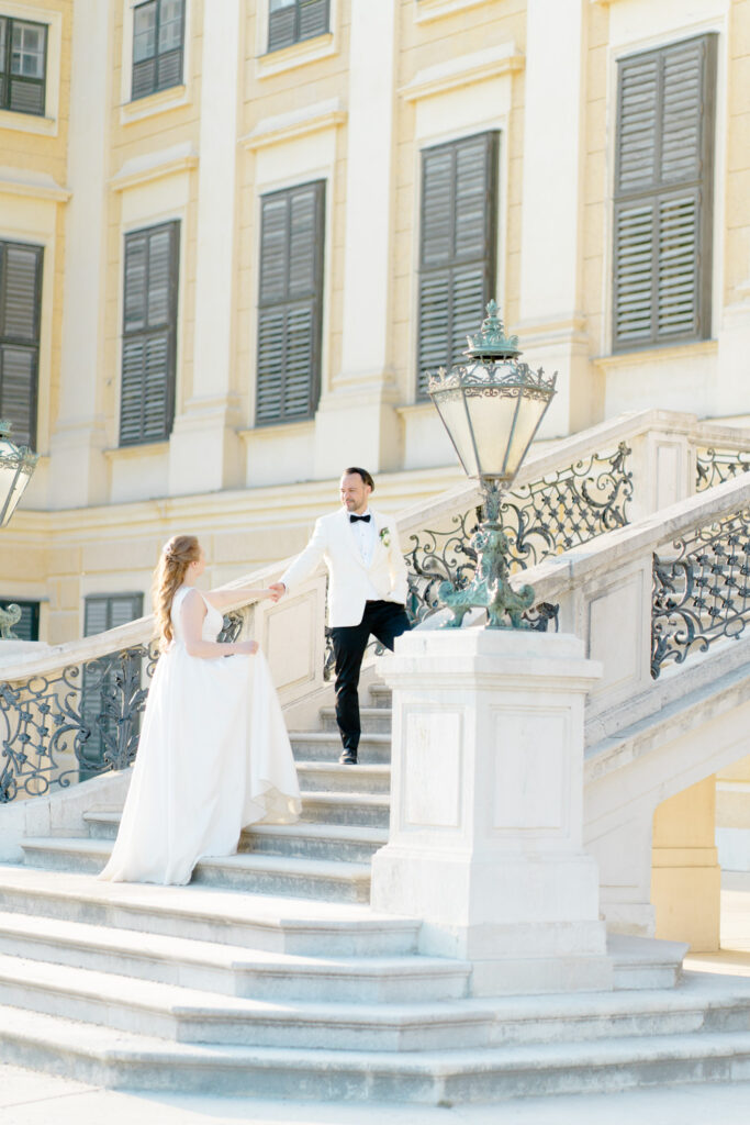 Hochzeit Schönbrunn, Schloss Schönbrunn heiraten, Apothekertrakt, Palace Schönbrunn, Spaziergang im Schlosspark und am Schloss mit Brautpaar