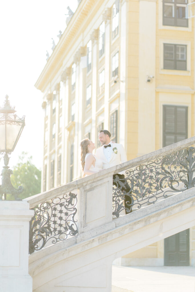 Hochzeit Schönbrunn, Schloss Schönbrunn heiraten, Apothekertrakt, Palace Schönbrunn, Spaziergang im Schlosspark und am Schloss mit Brautpaar