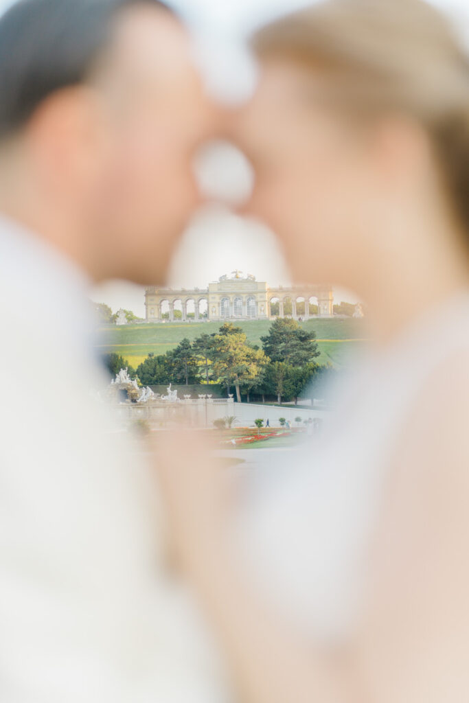 Hochzeit Schönbrunn, Schloss Schönbrunn heiraten, Apothekertrakt, Palace Schönbrunn, Spaziergang im Schlosspark und am Schloss mit Brautpaar