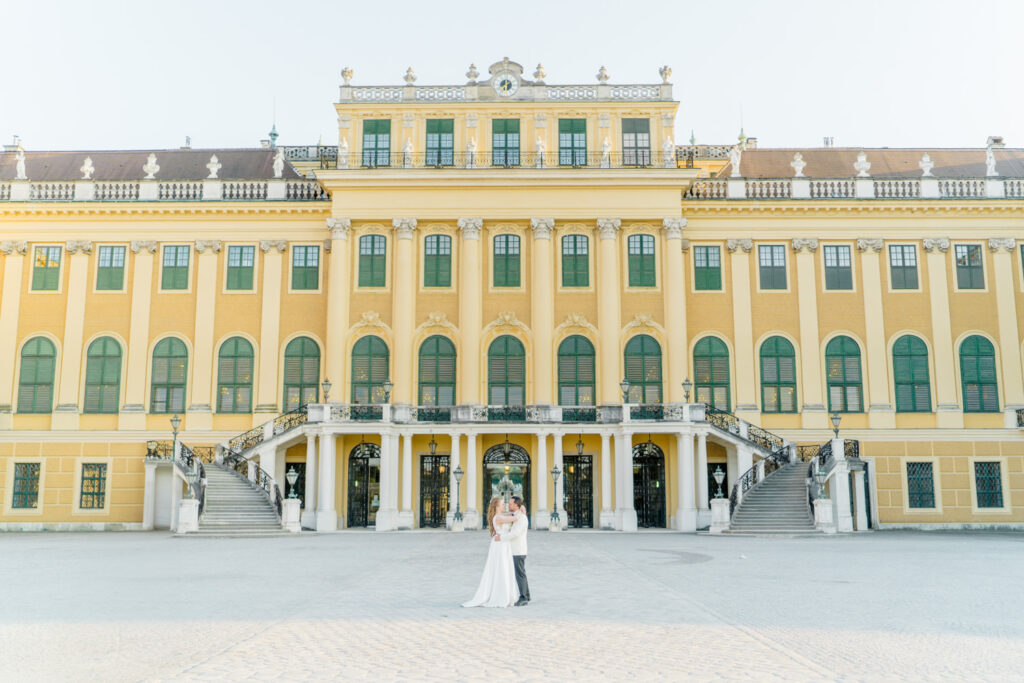 Hochzeit Schönbrunn, Schloss Schönbrunn heiraten, Apothekertrakt, Palace Schönbrunn, Spaziergang im Schlosspark und am Schloss mit Brautpaar