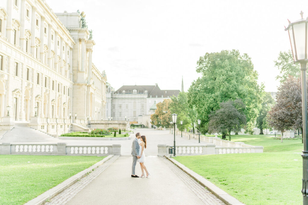 Paarfotos Innenstadt Wien Hochzeit Innenstadt Wien Babybauchfotos Innenstadt Wien Pärchen Spaziergang durch die Innenstadt Wien mit Paarfotografin Fotografin, Hochzeitsfotografin