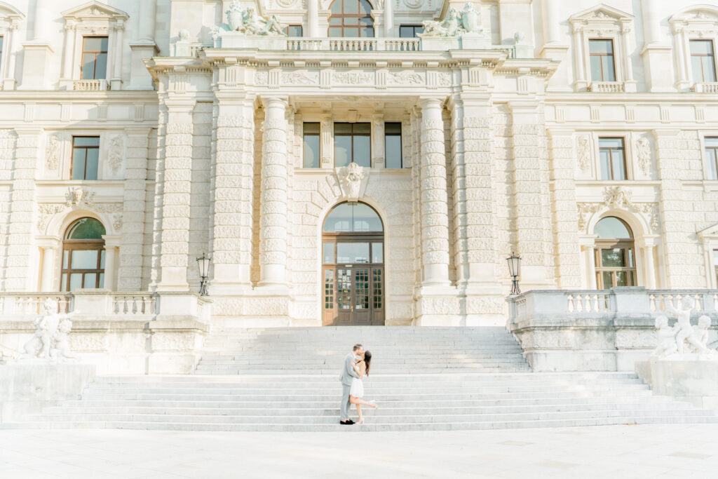 Paarfotos Innenstadt Wien Hochzeit Innenstadt Wien Babybauchfotos Innenstadt Wien Pärchen Spaziergang durch die Innenstadt Wien mit Paarfotografin Fotografin, Hochzeitsfotografin