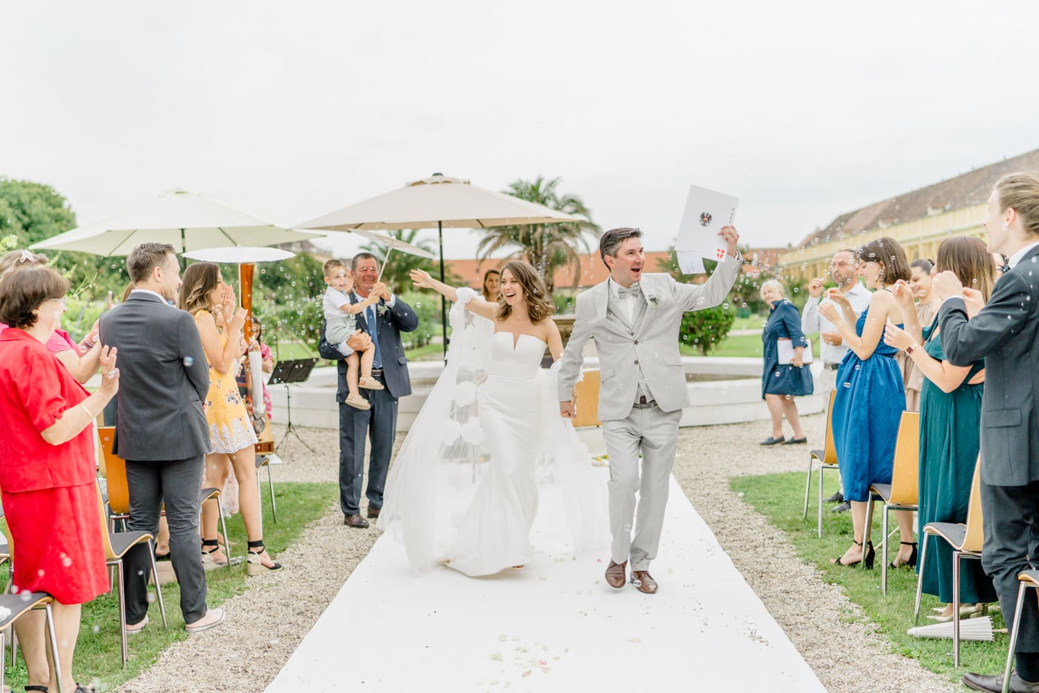 Schloss Schönbrunn Apothekertrakt heiraten Hochzeitslocation Wien elegantes Paar bei ihrem Paarshooting Brautpaarshooting Feiern standesamt Auszug