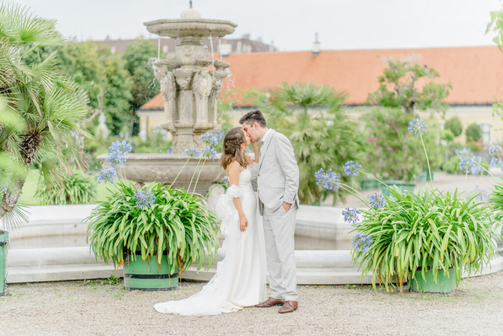 Schloss Schönbrunn Apothekertrakt heiraten Hochzeitslocation Wien elegantes Paar bei ihrem Paarshooting Brautpaarshooting