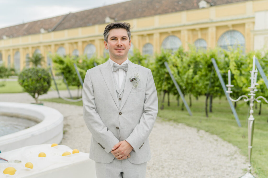 Bräutigam im Park der Orangerie Schloss Schönbrunn