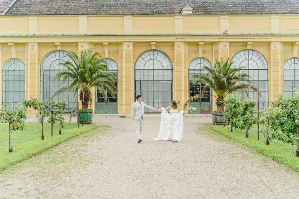 Brautpaarfotos Paarfotos im Park der Orangerie Schloss Schönbrunn