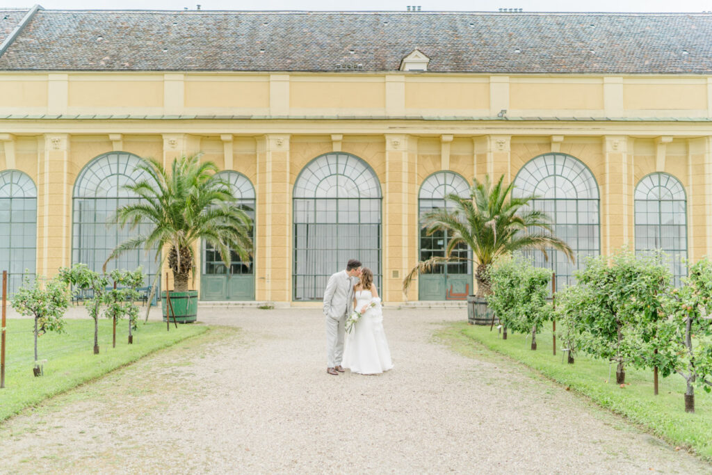 Brautpaarfotos Paarfotos im Park der Orangerie Schloss Schönbrunn