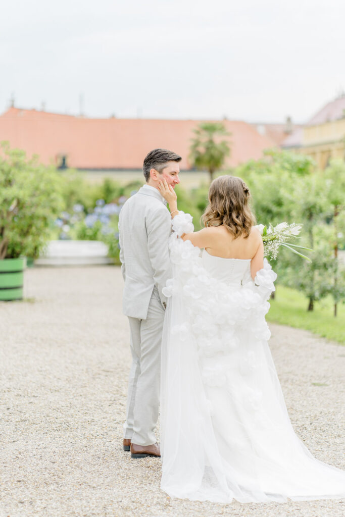 Brautpaarfotos Paarfotos im Park der Orangerie Schloss Schönbrunn