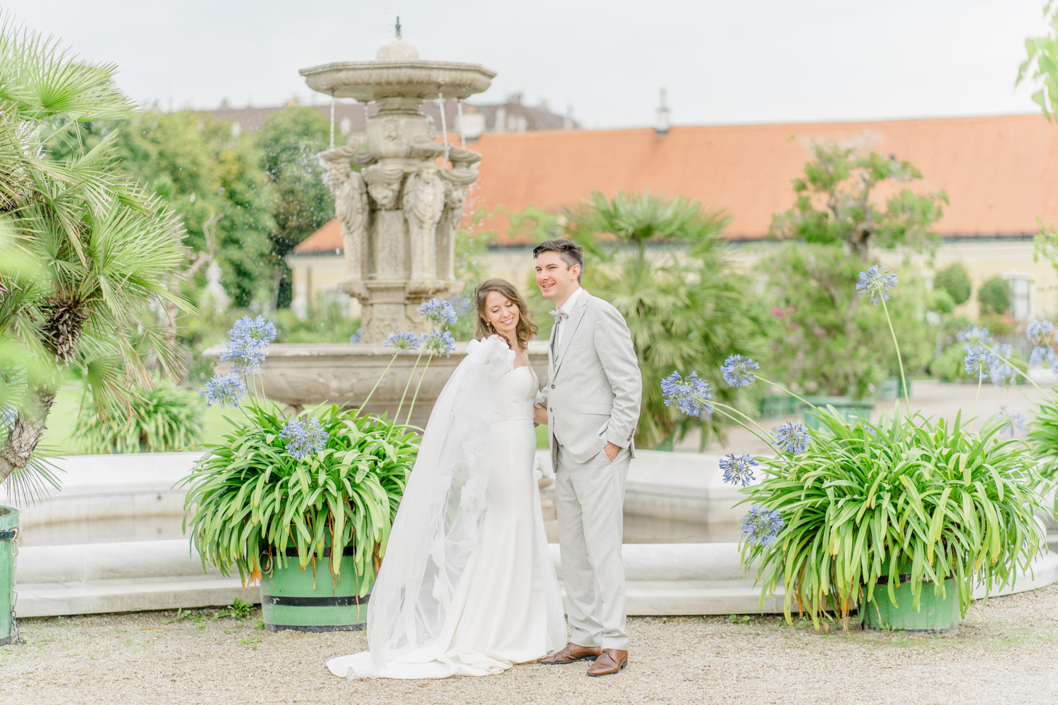 Brautpaarfotos Paarfotos im Park der Orangerie Schloss Schönbrunn