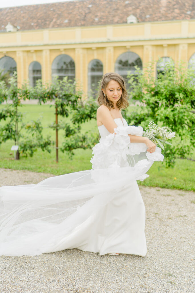 Brautpaarfotos Paarfotos im Park der Orangerie Schloss Schönbrunn