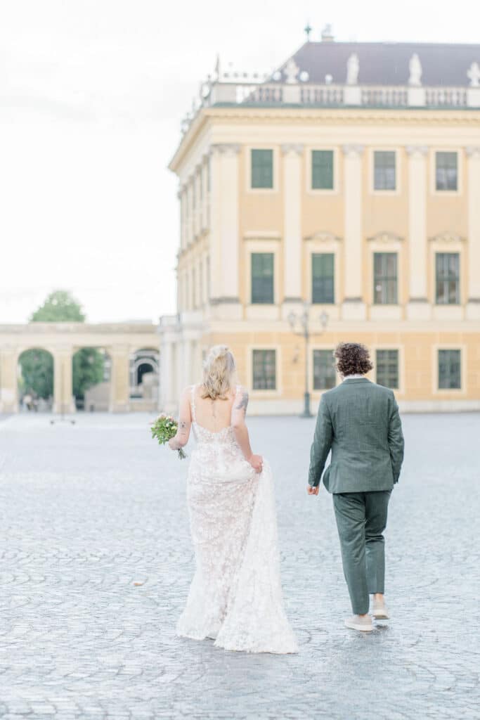 Schloss Schönbrunns Brautpaar Schloss im Hintergrund