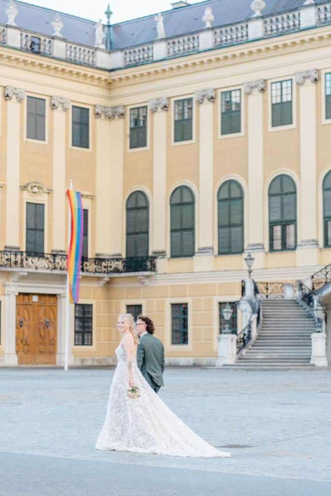 Schloss Schönbrunns Brautpaar Schloss im Hintergrund