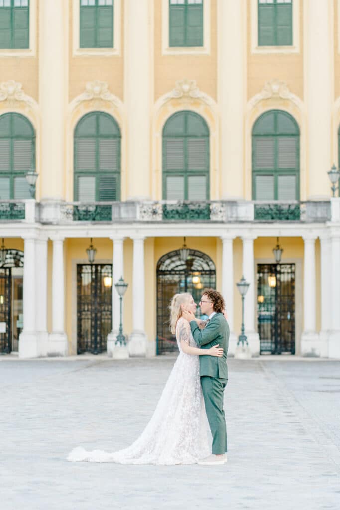 Schloss Schönbrunn Kuss von Paar vorm Schloss