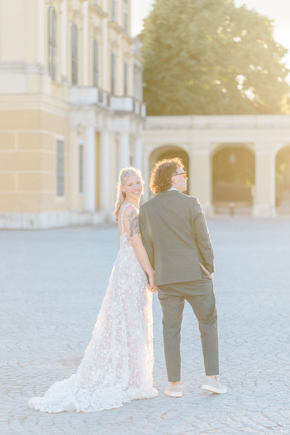 Schloss Schönbrunn Kuss von Paar vorm Schloss
