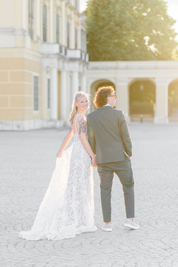 Schloss Schönbrunn Kuss von Paar vorm Schloss - Ehering zeigen